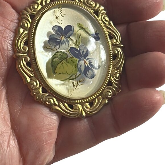 Vtg Lucite Floral Brooch Oval Domed Cabochon Blue Violets Gold Tone Frame Pin - Picture 4 of 8